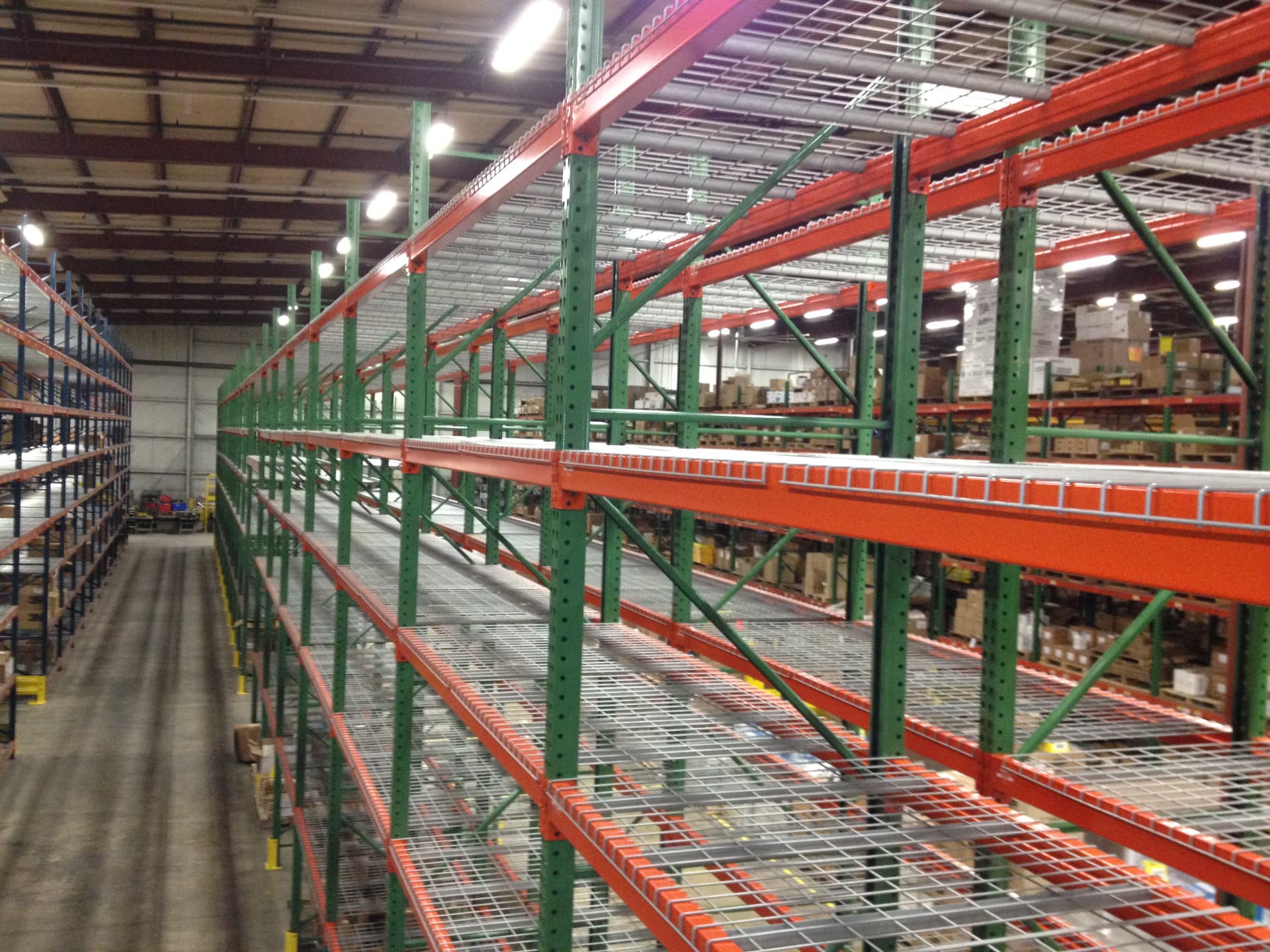 Pallet rack aisle with wire decking