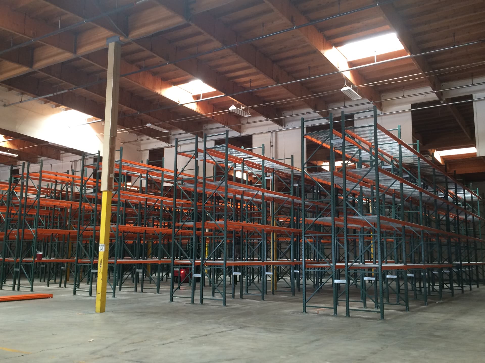Multiple rows of pallet rack bays with wire decking
